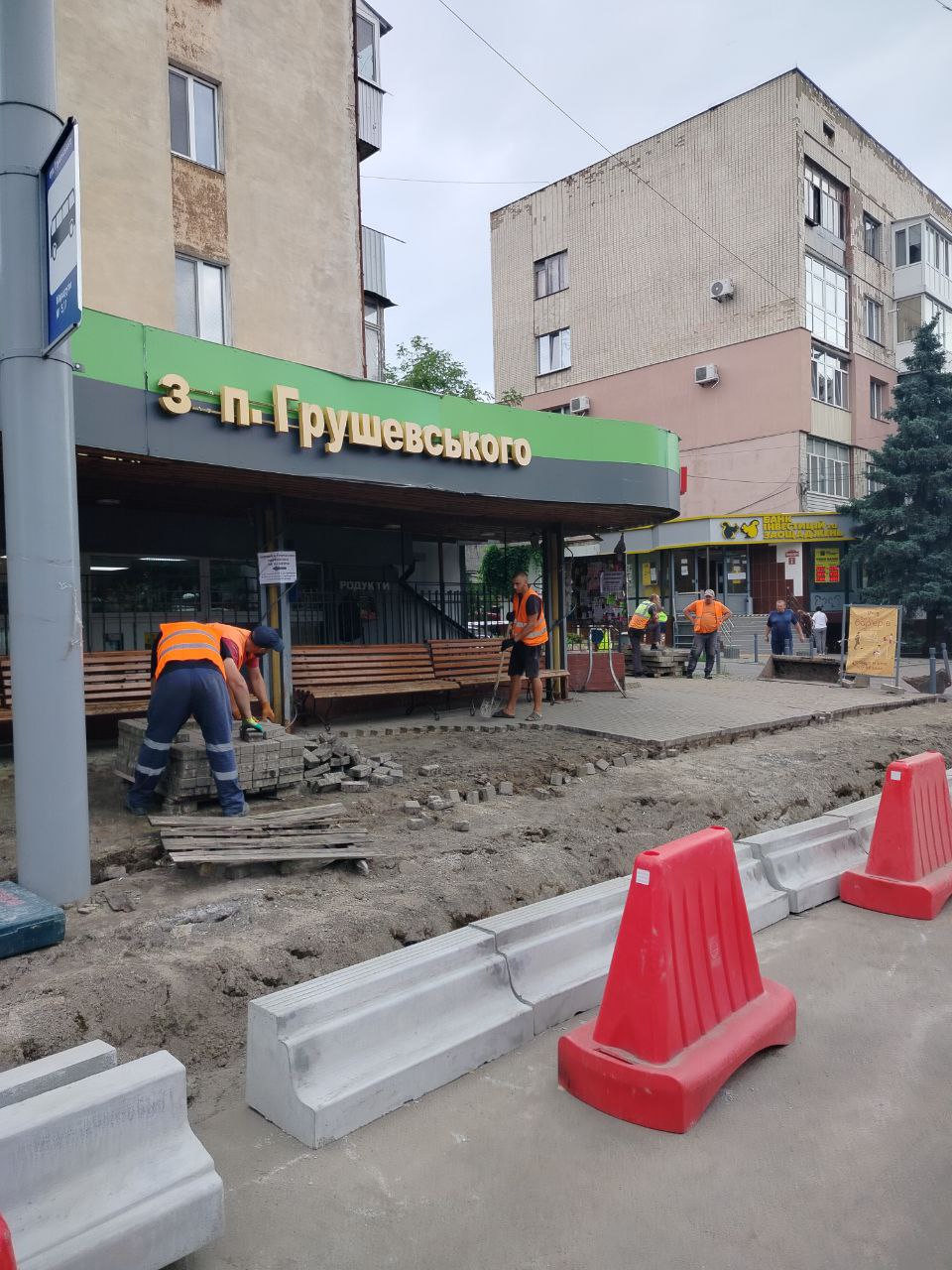 У Вінниці розпочали оновлення зупинок у межах реалізації першого безбар’єрного маршруту