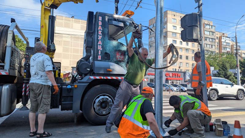 У місті оновлюють 18 світлофорних опор на 11 важливих ділянках доріг