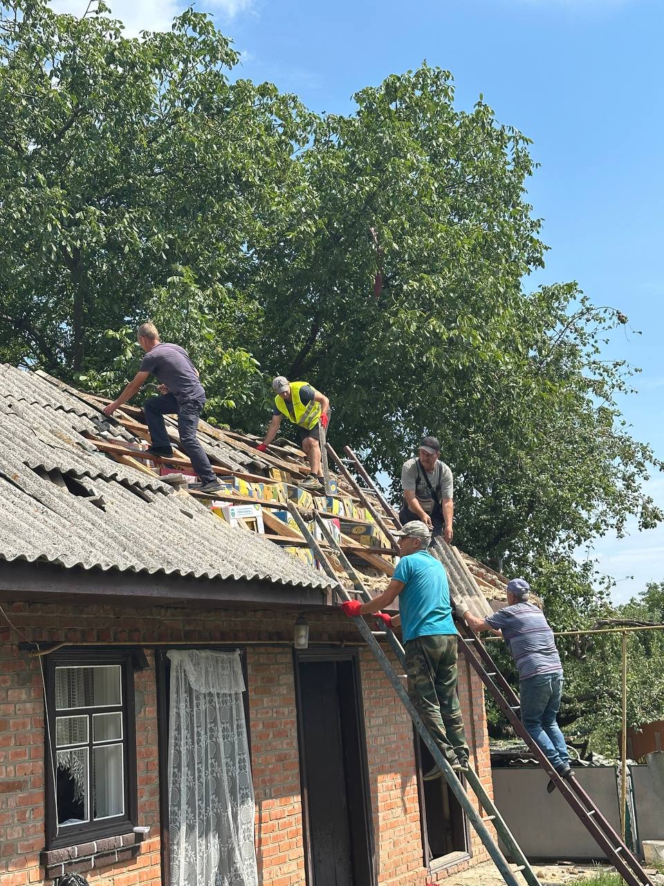 У Писарівці триває ліквідація наслідків падіння уламків «Шахеду»