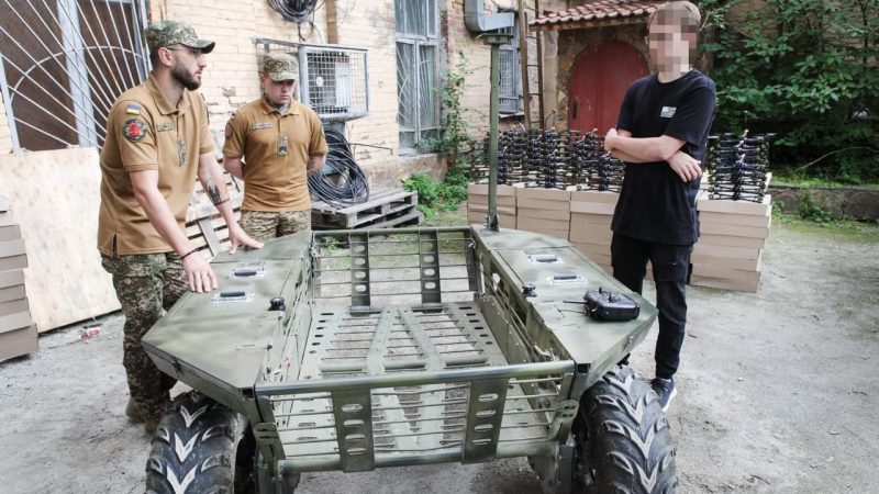 Міжрегіональний координаційний гуманітарний штаб передав військовим 300 FPV-дронів та наземний роботизований комплекс