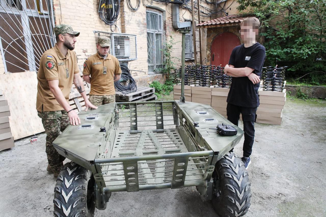 Міжрегіональний координаційний гуманітарний штаб передав військовим 300 FPV-дронів та наземний роботизований комплекс