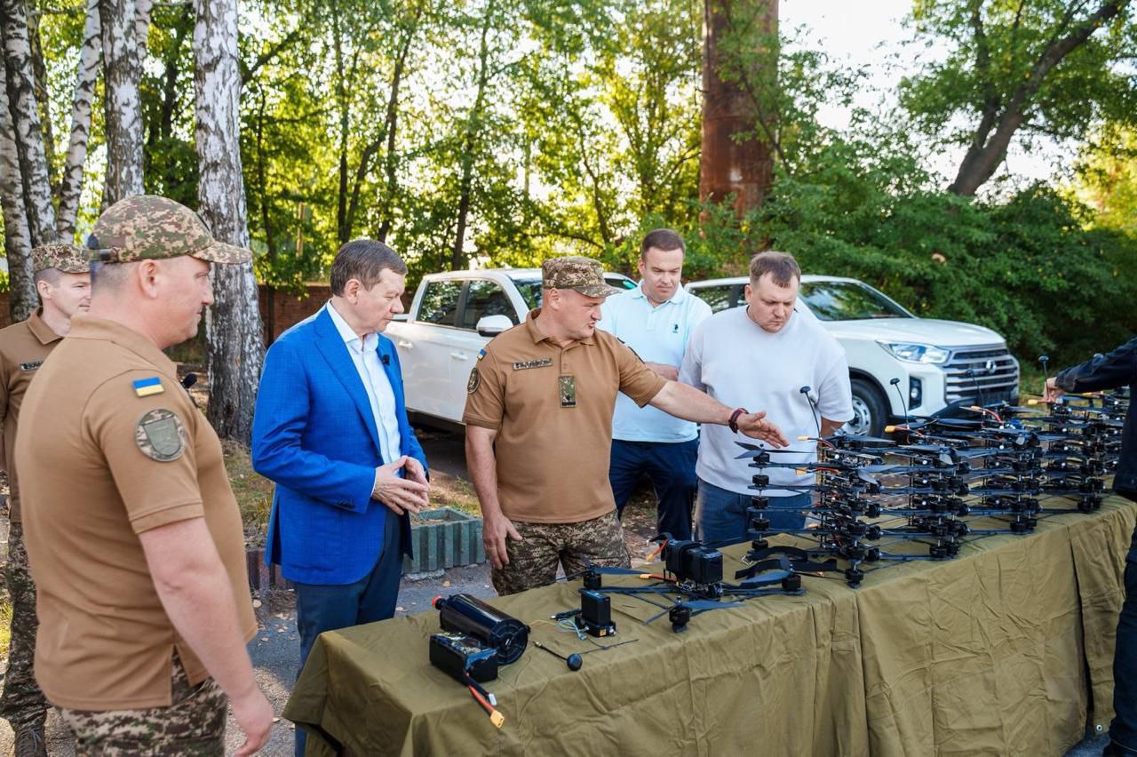 Міжрегіональний координаційний гуманітарний штаб передав нацгвардійцям 200 FPV-дронів та два позашляховики