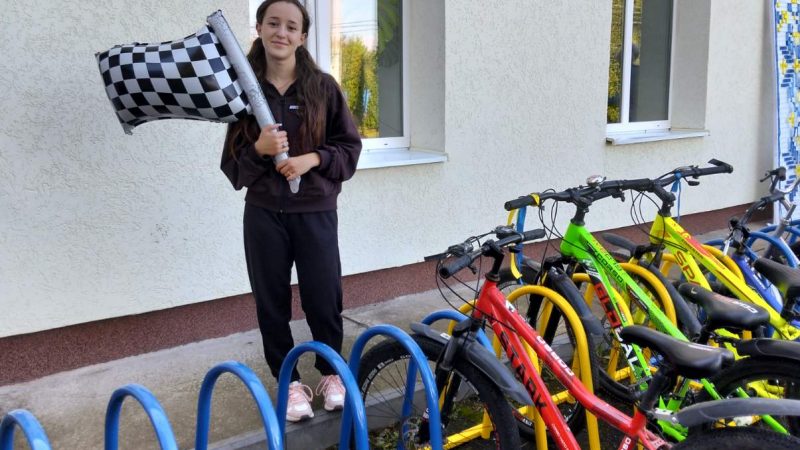 У Стадницькій гімназії встановили сучасну велопарковку для учнів та вчителів