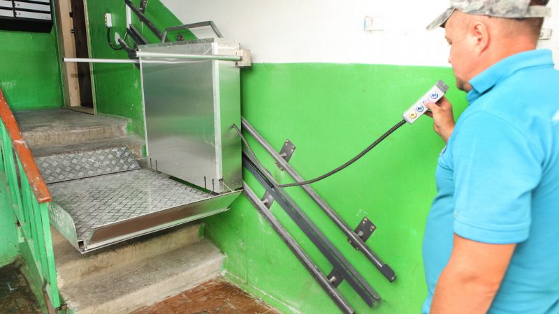 У багатоповерхівці на вул. Ващука, 8 у Вінниці встановили електричний підйомник