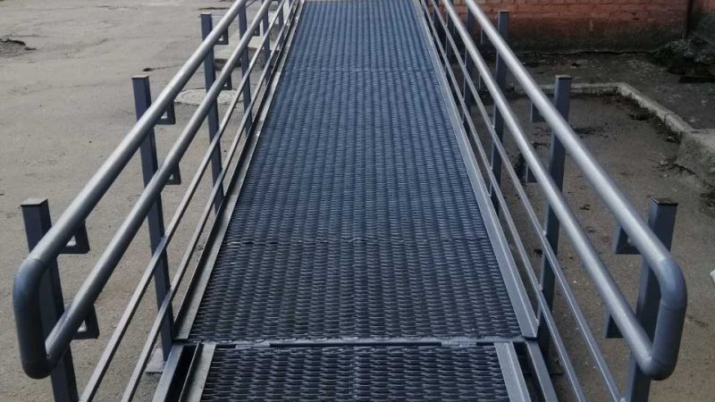 У Вінниці облаштовують ще один пандус біля під’їзду багатоквартирного будинку