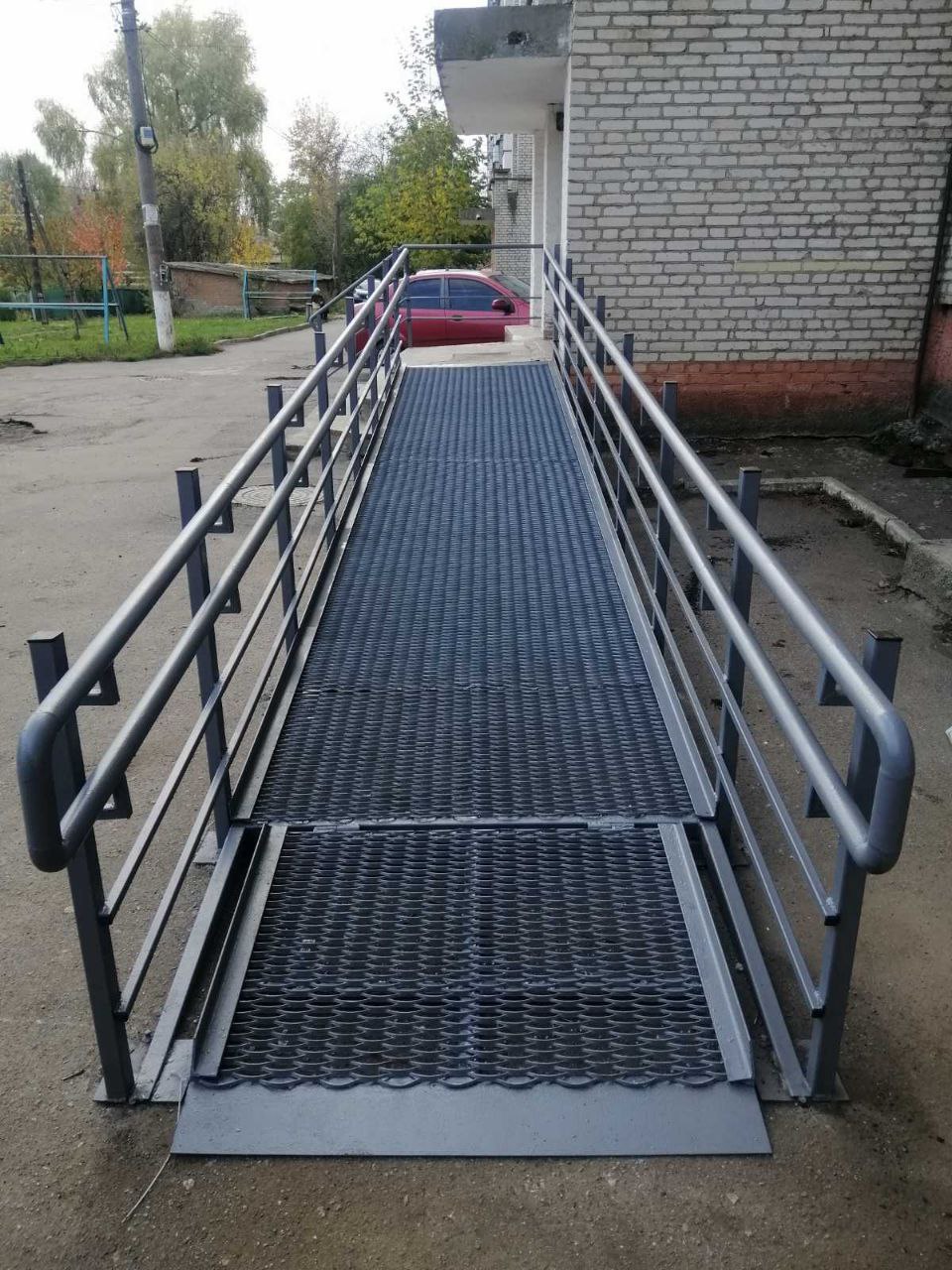 У Вінниці облаштовують ще один пандус біля під’їзду багатоквартирного будинку