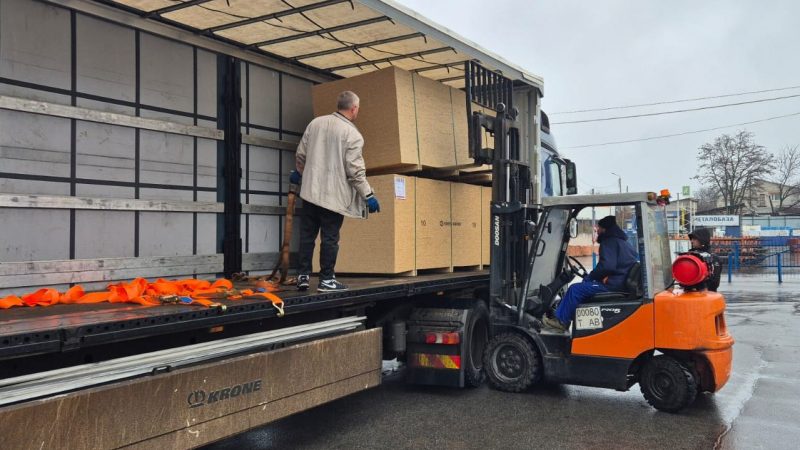 Вінниця передала Балаклії тисячу OSB-плит для відновлення після ворожих обстрілів