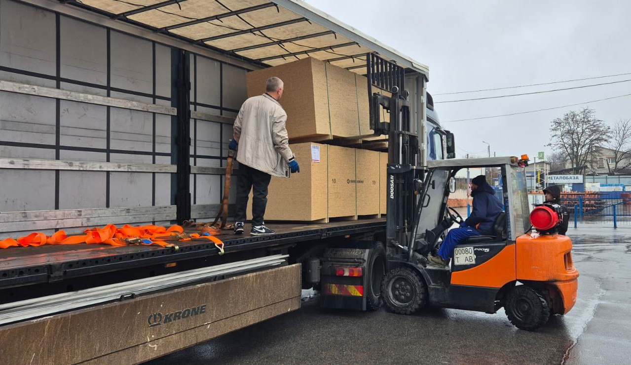 Вінниця передала Балаклії тисячу OSB-плит для відновлення після ворожих обстрілів