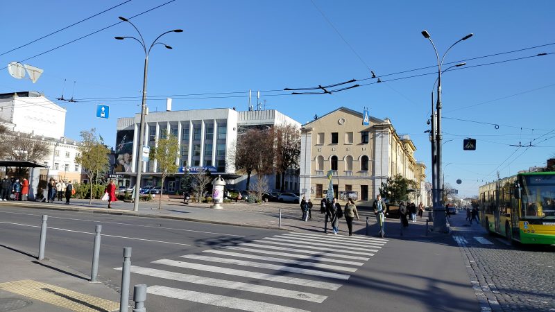 Розпочато роботи з облаштування доступного простору на частині майдану Небесної Сотні