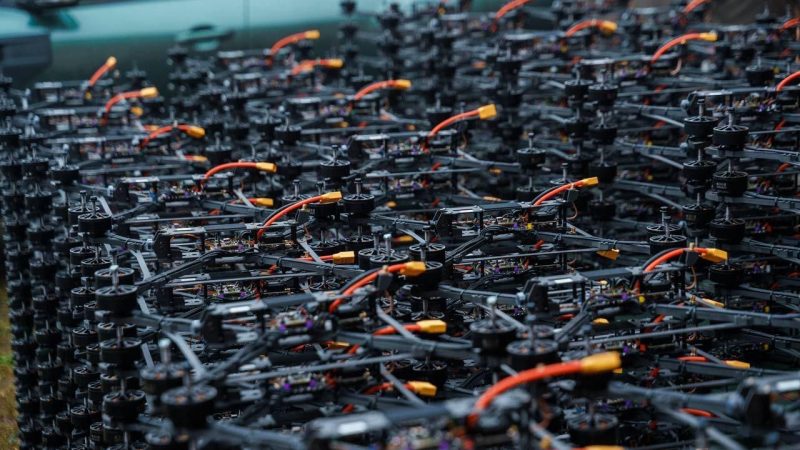 Міжрегіональний координаційний гуманітарний штаб передав військовим 400 FPV-дронів та автомобіль