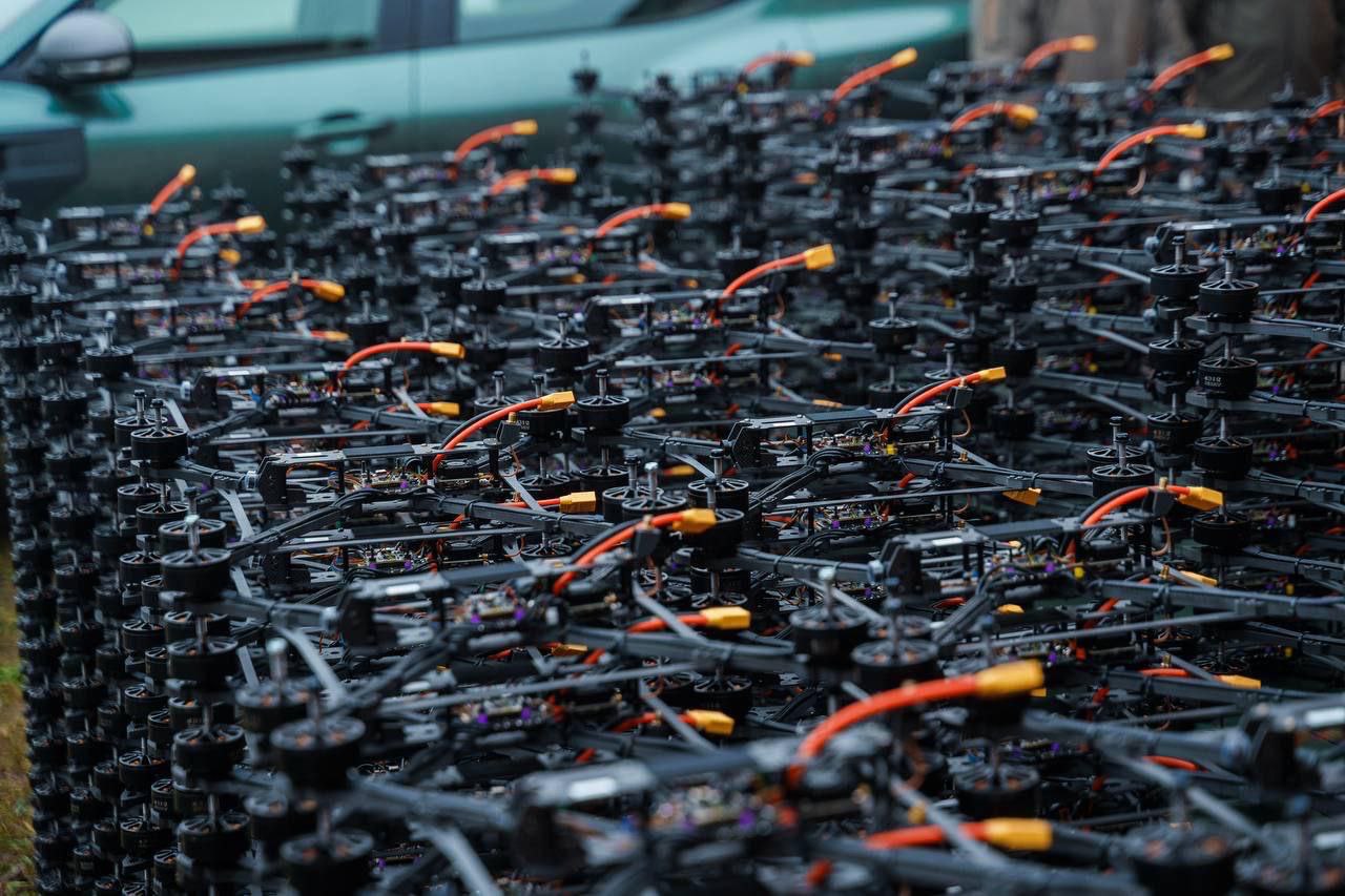 Міжрегіональний координаційний гуманітарний штаб передав військовим 400 FPV-дронів та автомобіль