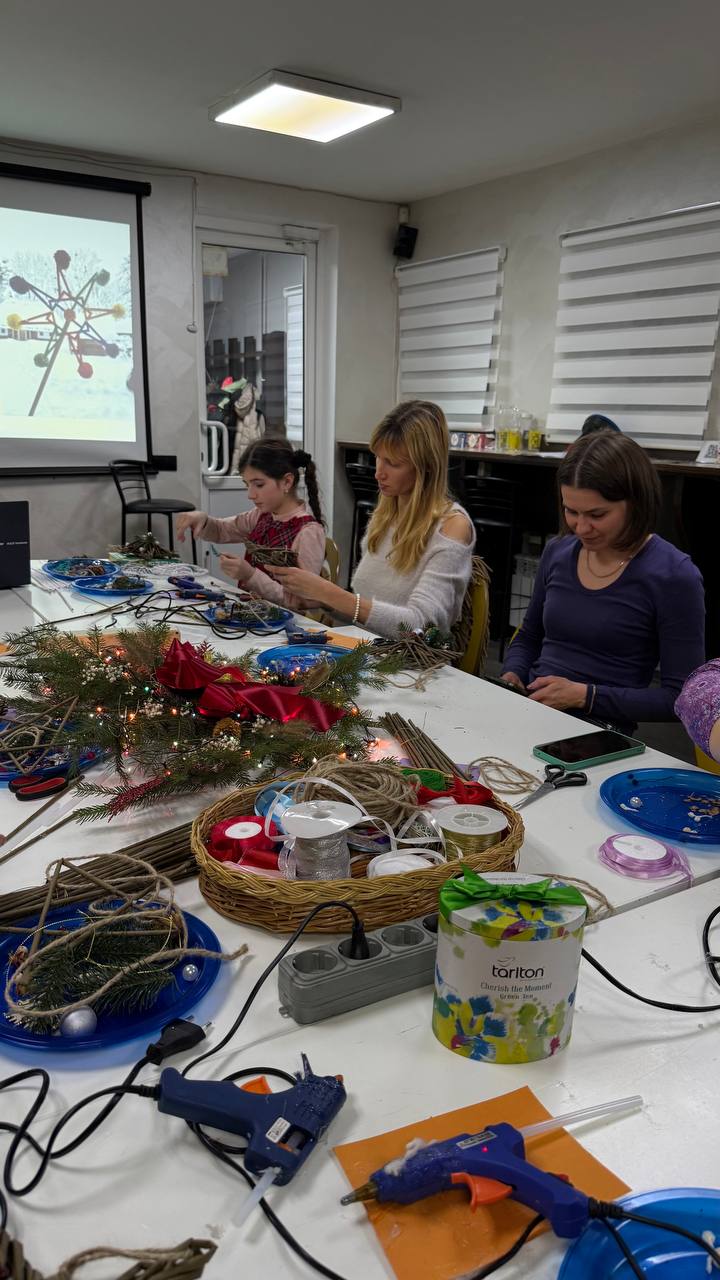 У громаді відбувся творчий майстерклас із виготовлення «Різдвяної зірки»
