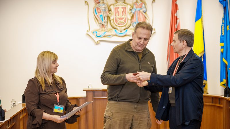 Міський голова вручив лікарю Юрію Козаку відзнаку Міністерства оборони України