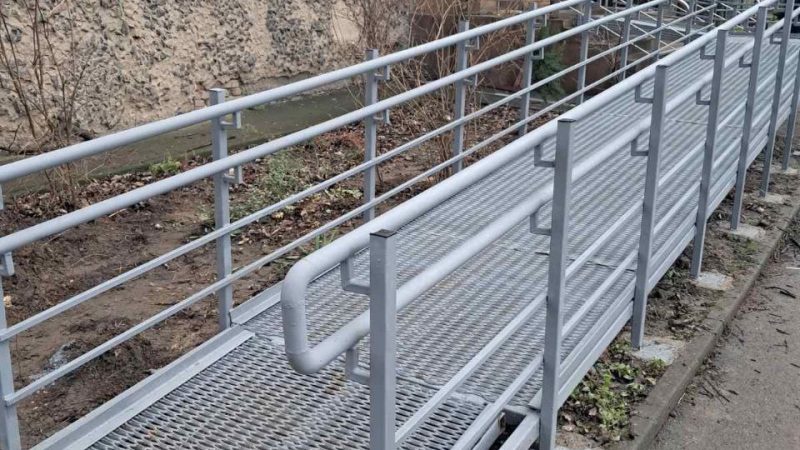 На вулиці А. Первозванного біля багатоповерхівки встановили ще один пандус