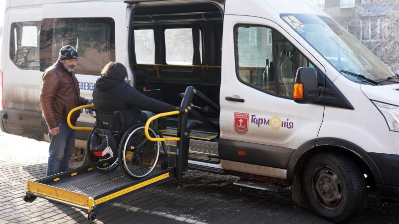 Перевезення людей на кріслах колісних у Вінниці: як це працює