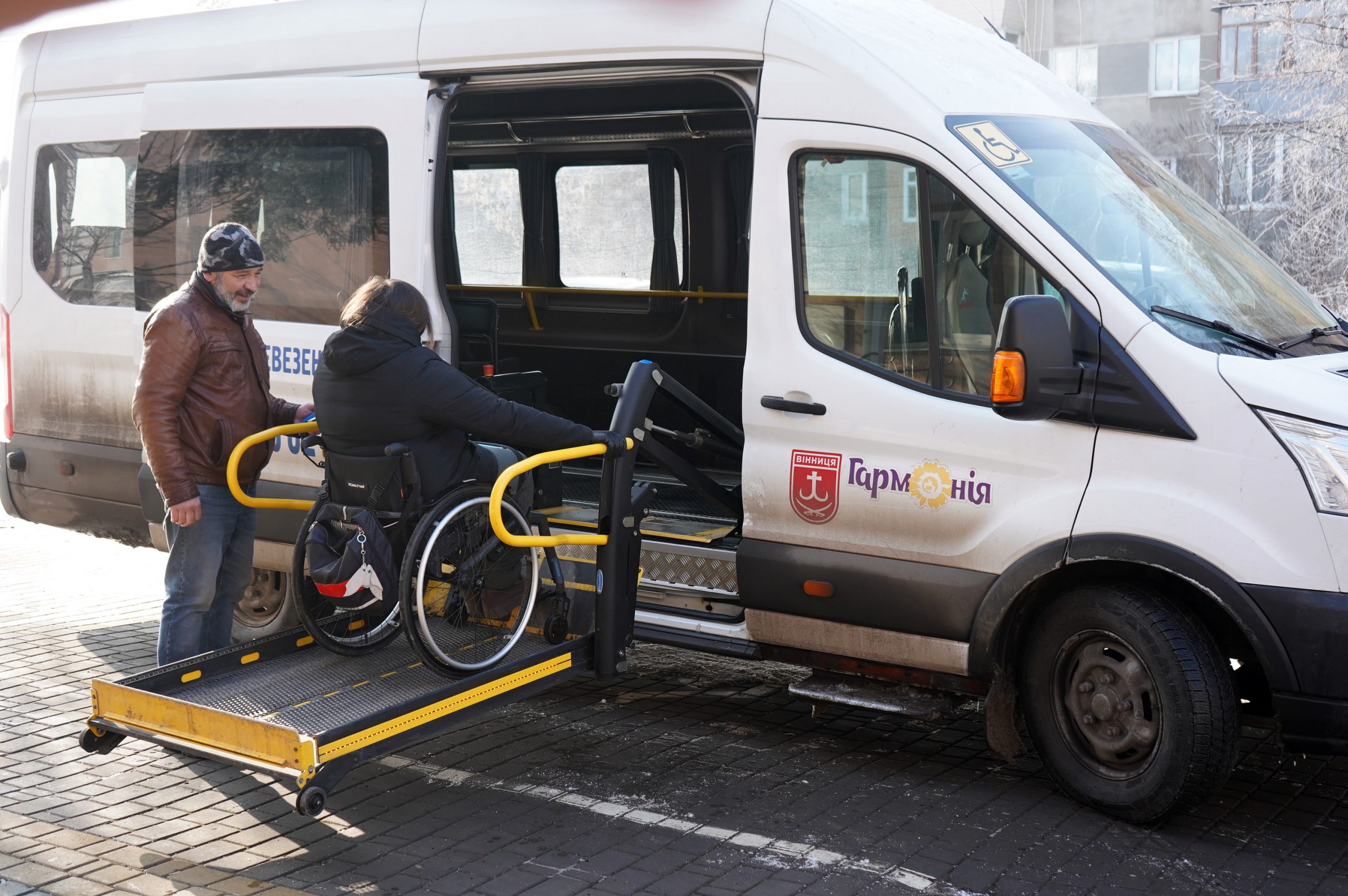 Перевезення людей на кріслах колісних у Вінниці: як це працює