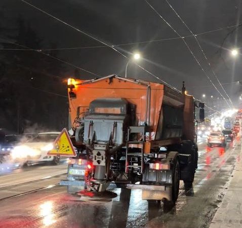 Вінницькі комунальні служби з ночі обробляють дороги протиожеледними засобами