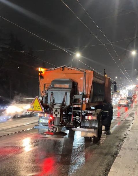 Вінницькі комунальні служби з ночі обробляють дороги протиожеледними засобами