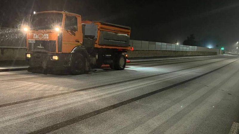 У Вінниці з учора обробляють дороги та пішохідні зони проти ожеледиці