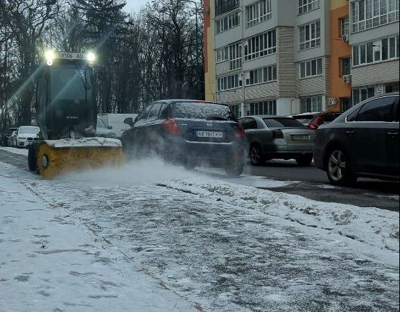 Із вечора комунальні служби Вінниці розпочали прибирання міських територій від снігу