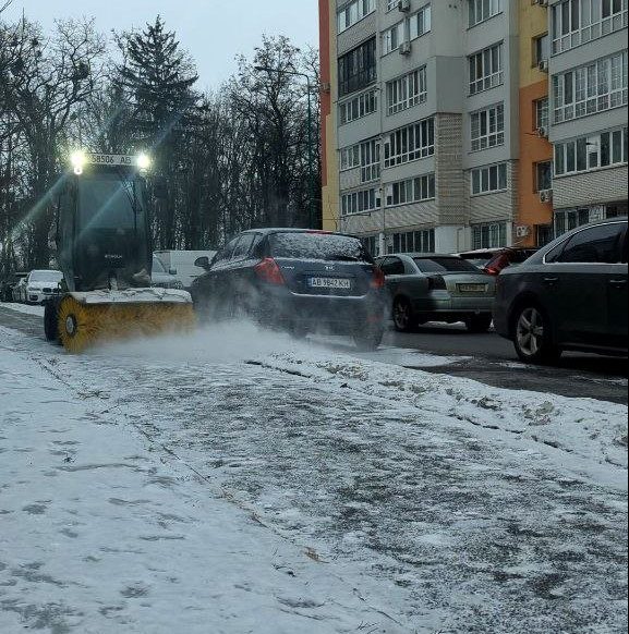 Із вечора комунальні служби Вінниці розпочали прибирання міських територій від снігу