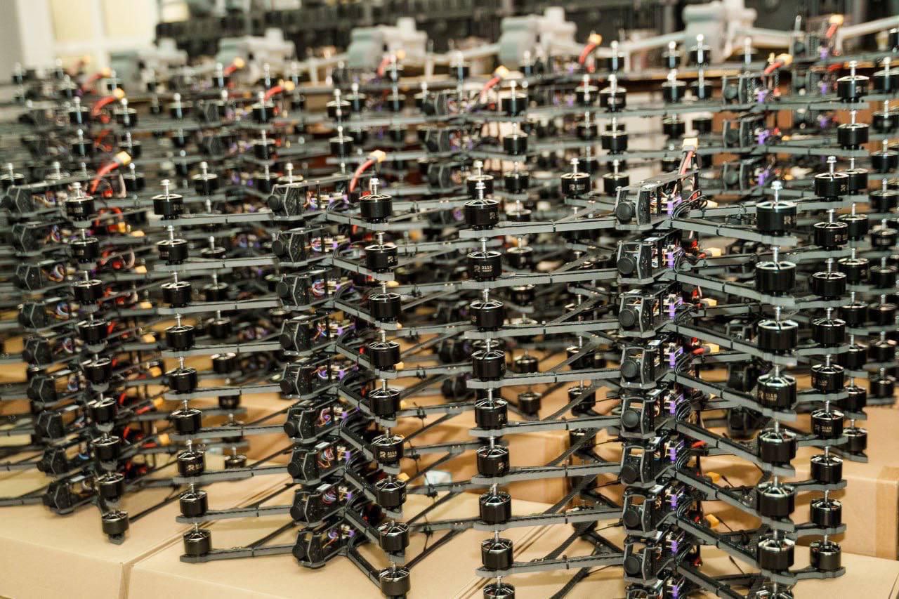 400 FPV-дронів, 15 Matrice 4E та 600 окопних свічок: Міжрегіональний координаційний гуманітарний штаб організував чергову передачу для військових