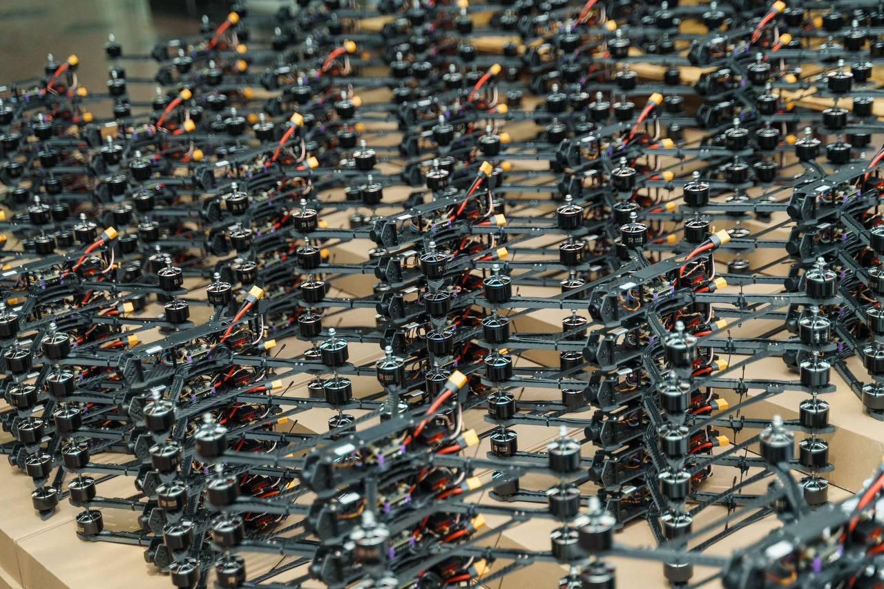 400 FPV-дронів, 540 окопних свічок та маскувальні сітки: Міжрегіональний координаційний гуманітарний штаб передав чергову допомогу захисникам