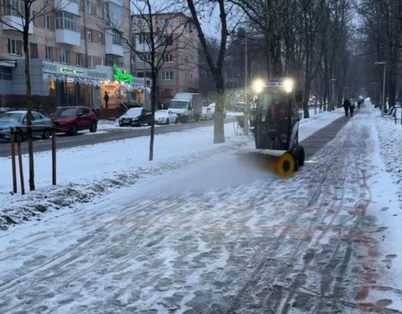Від вечора у Вінниці тривають роботи з обробки та прибирання міських автошляхів