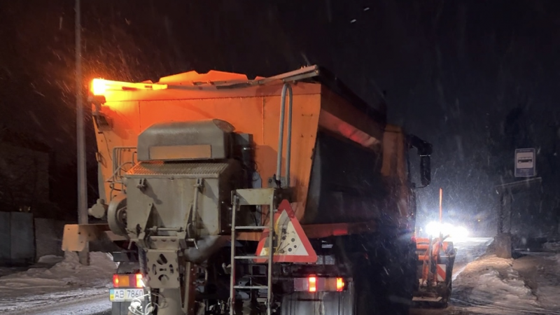 Комунальні служби безперервно працюють на вулицях Вінниці