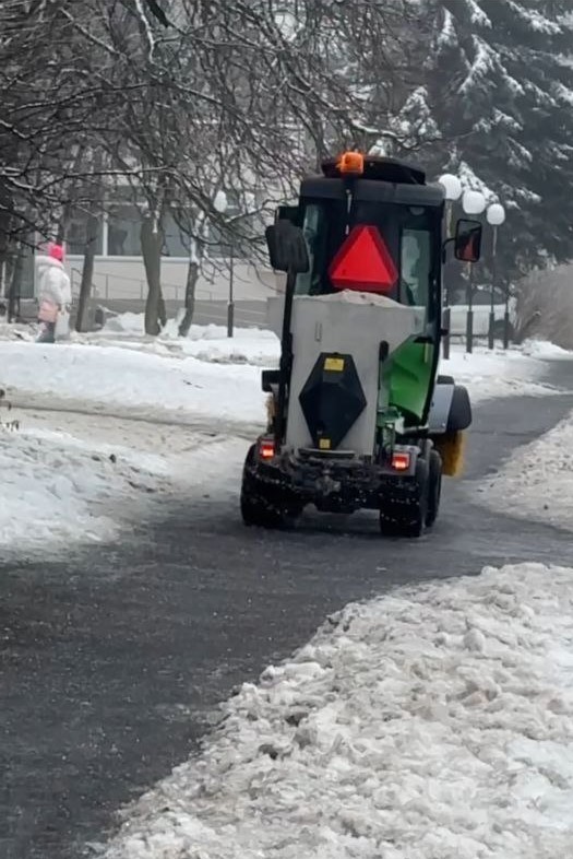 У місті триває протиожеледна обробка територій силами комунальних служб