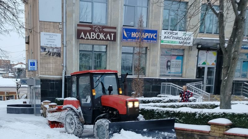 Снігоприбиральна техніка працює у посиленому режимі: задіяно понад 50 одиниць