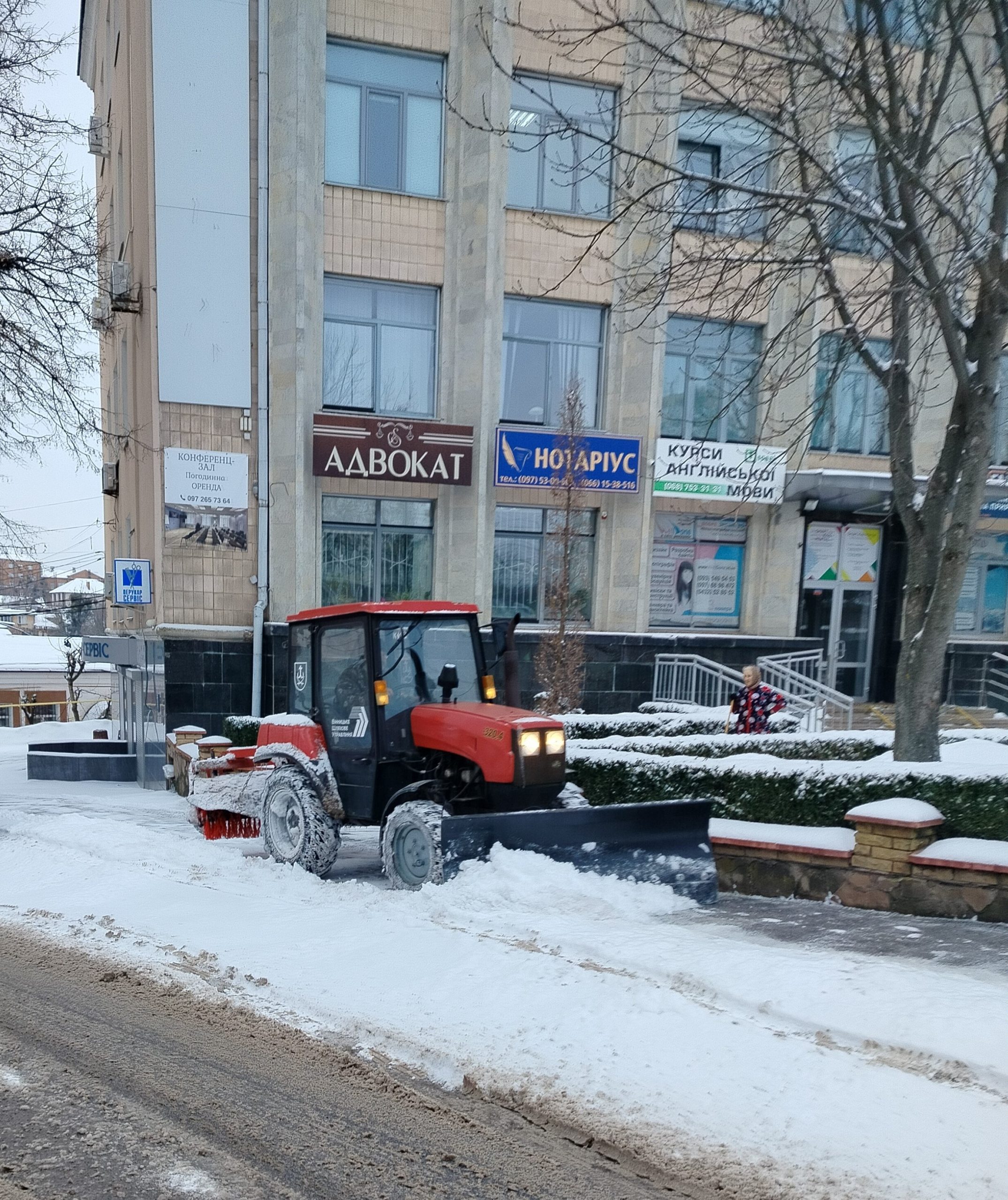 Снігоприбиральна техніка працює у посиленому режимі: задіяно понад 50 одиниць