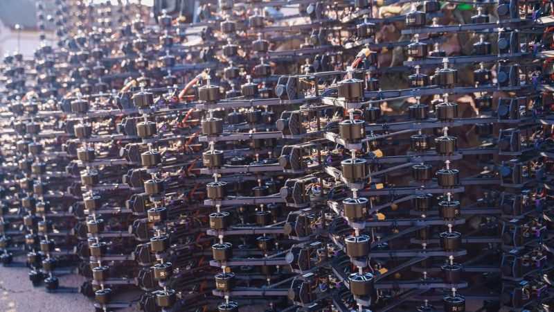 Ще 200 FPV-дронів та 10 Matrice 4E передав Міжрегіональний координаційний гуманітарний штаб військовим на передову