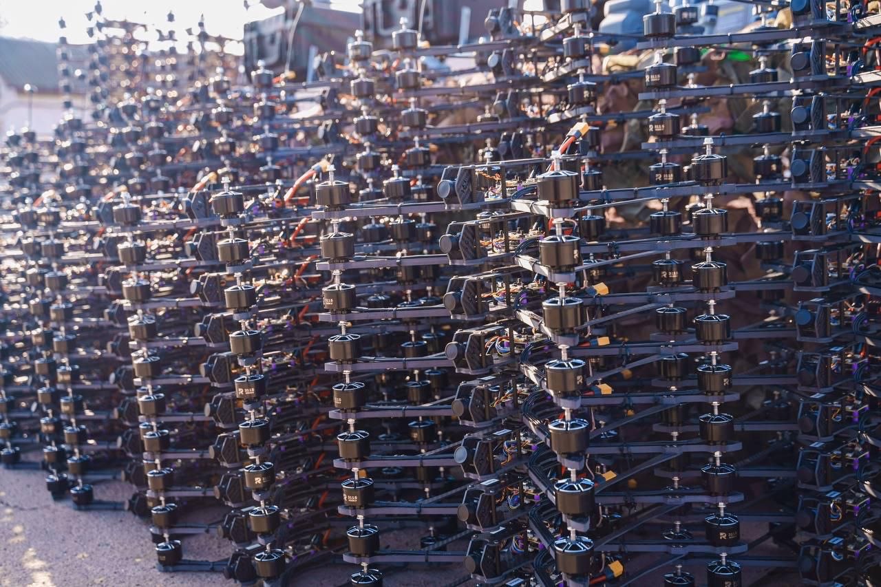 Ще 200 FPV-дронів та 10 Matrice 4E передав Міжрегіональний координаційний гуманітарний штаб військовим на передову