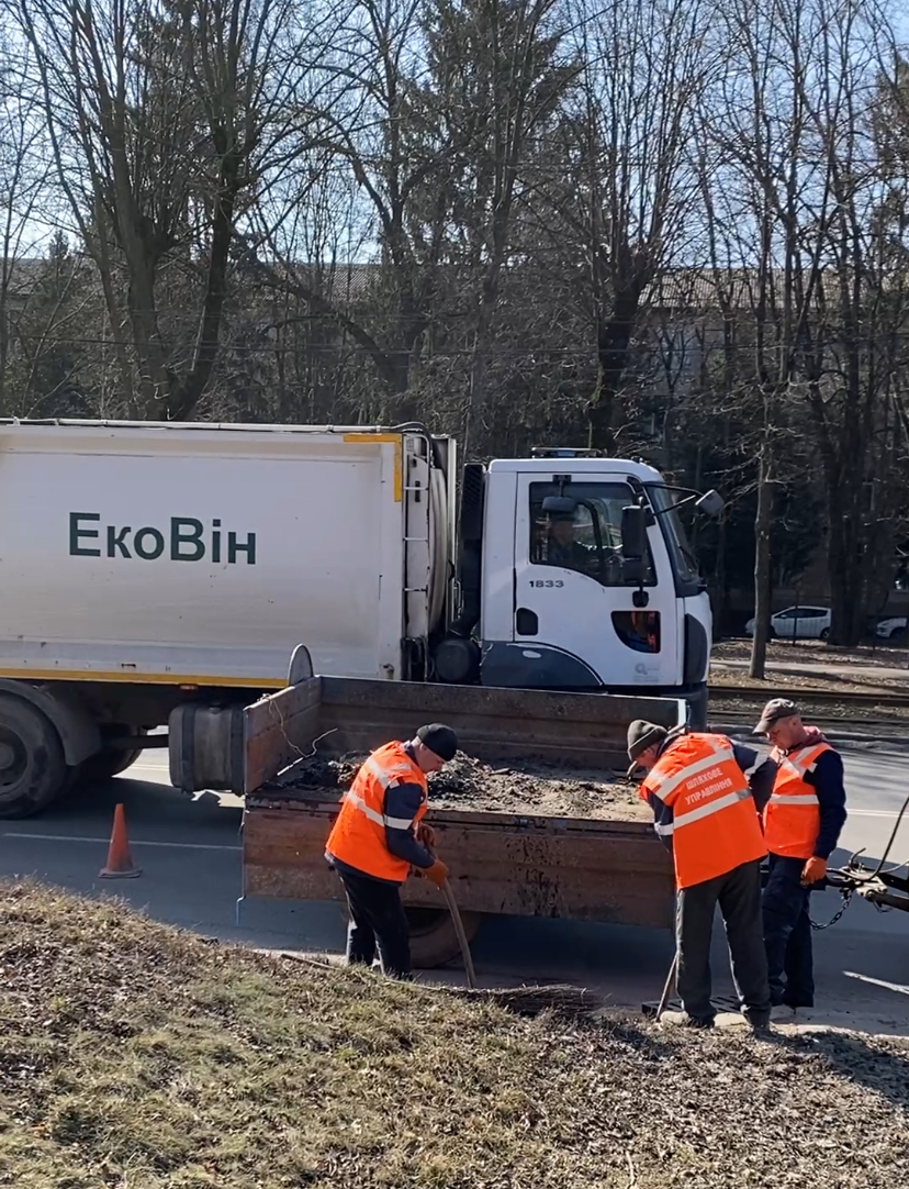 У Вінниці на магістральних вулицях проводять очищення водостоків