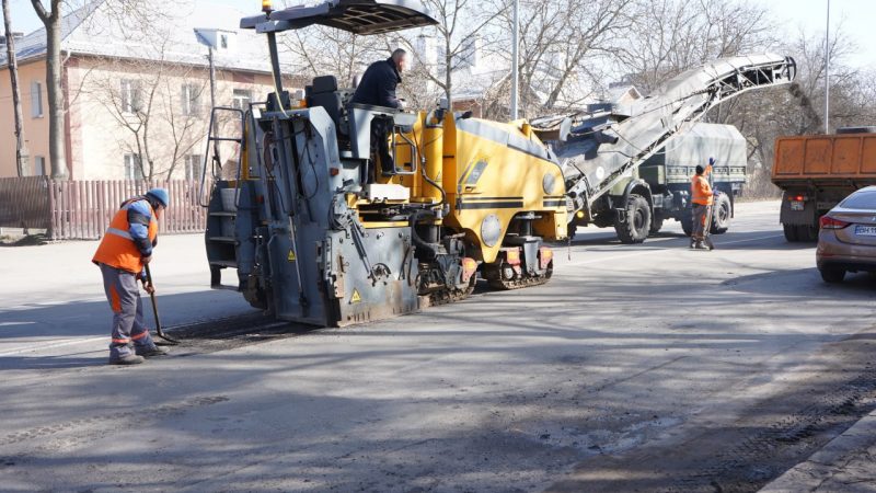 Дорожні служби Вінниці переходять від аварійного до планового сезонного ремонту доріг