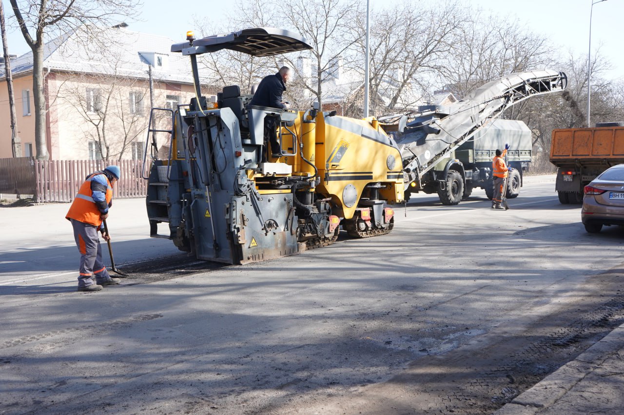 Дорожні служби Вінниці переходять від аварійного до планового сезонного ремонту доріг