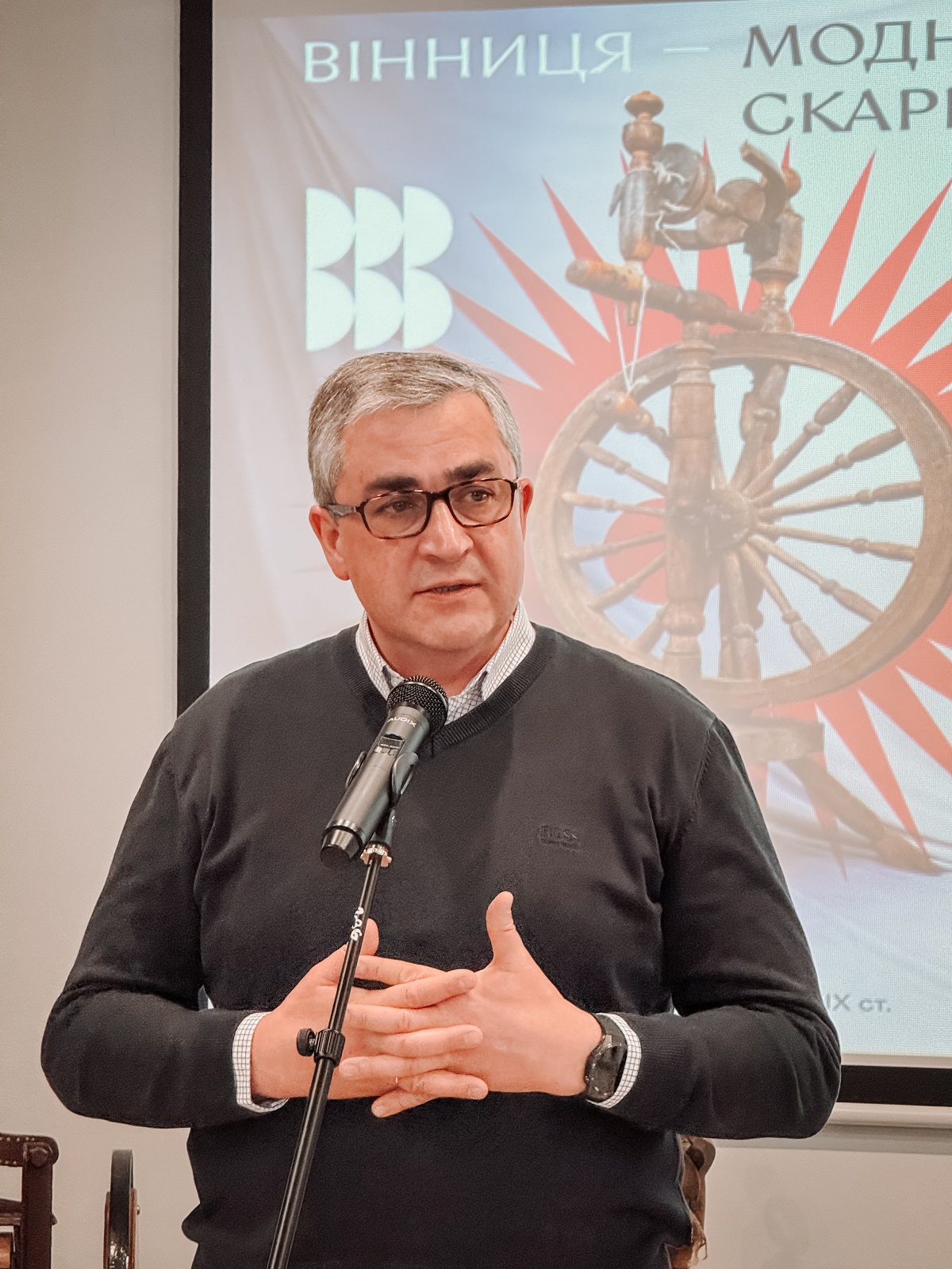 В Офісі туризму Вінниці презентували унікальну поштову марку під назвою «Вінниця – модна скарбниця»