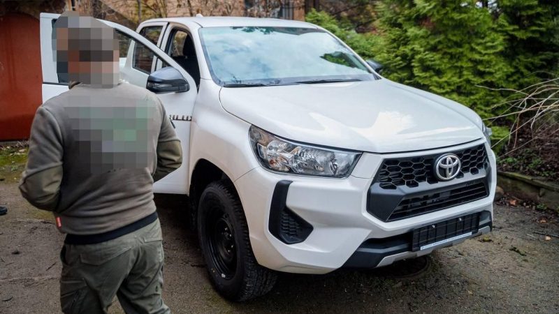 Команда Міжрегіонального координаційного гумштабу вчергове підтримала підрозділ ССО: військовим передали новий пікап