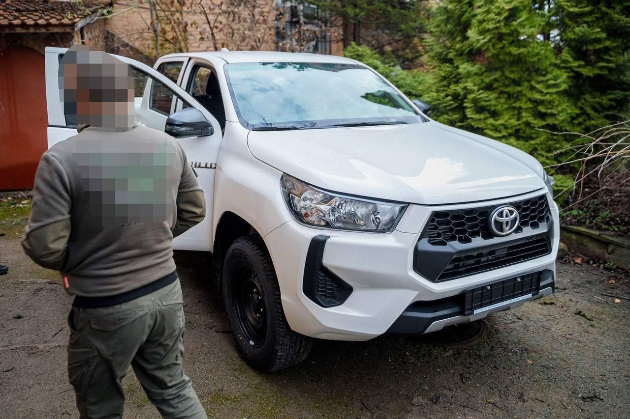 Команда Міжрегіонального координаційного гумштабу вчергове підтримала підрозділ ССО: військовим передали новий пікап