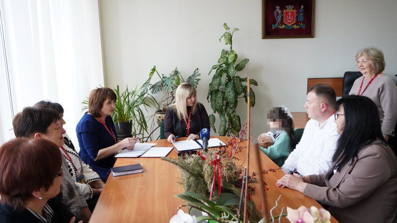 У Вінниці 8-річну дівчинку влаштували до родини патронатного вихователя