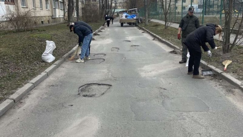 Понад 100 кубометрів відходів прибрали жителі багатоповерхівок у Вінниці