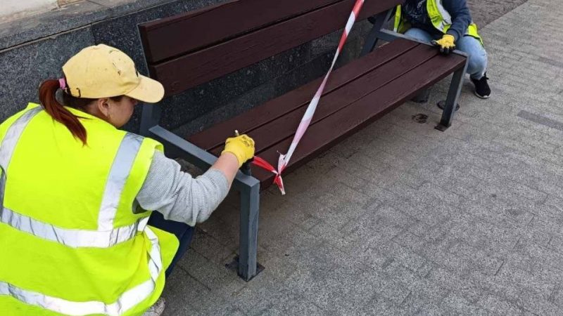 Весняний благоустрій у Вінниці: оновлюють огорожі, стовпчики та лави
