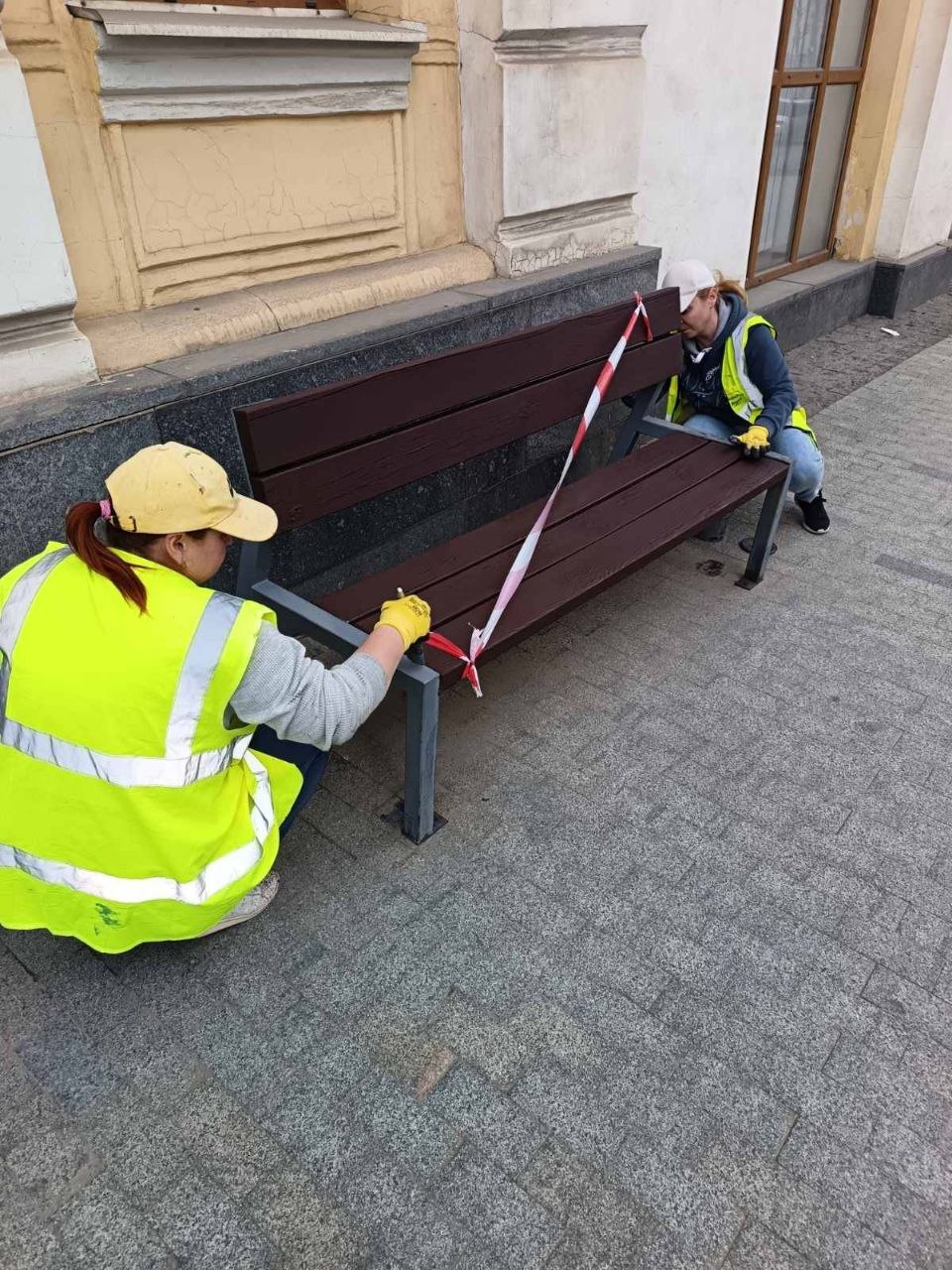 Весняний благоустрій у Вінниці: оновлюють огорожі, стовпчики та лави