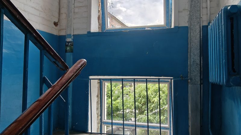 У постраждалих від обстрілу багатоповерхівках Вінниці встановлюють нові вікна