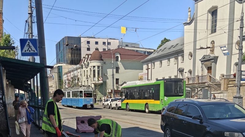 На перетині вулиць Соборної та Мури розпочали облаштування безбар’єрних пішохідних переходів