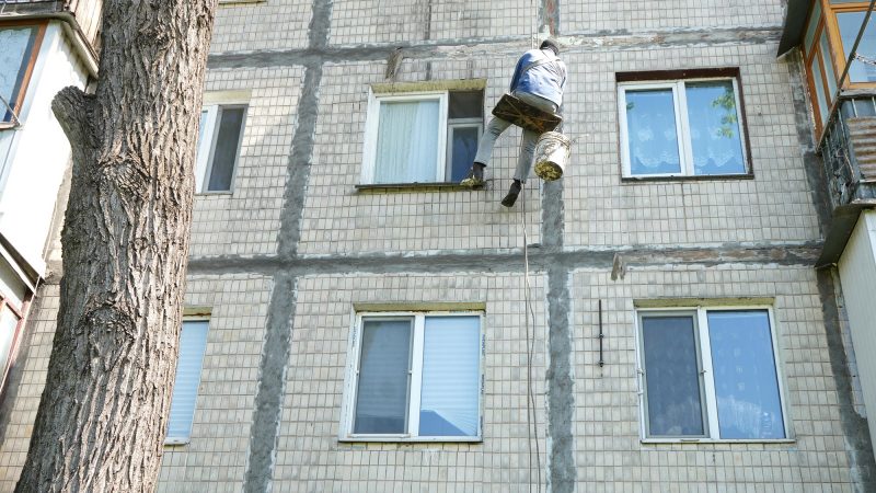 У багатоповерхівці на Брацлавській у Вінниці розпочали ремонт міжпанельних швів