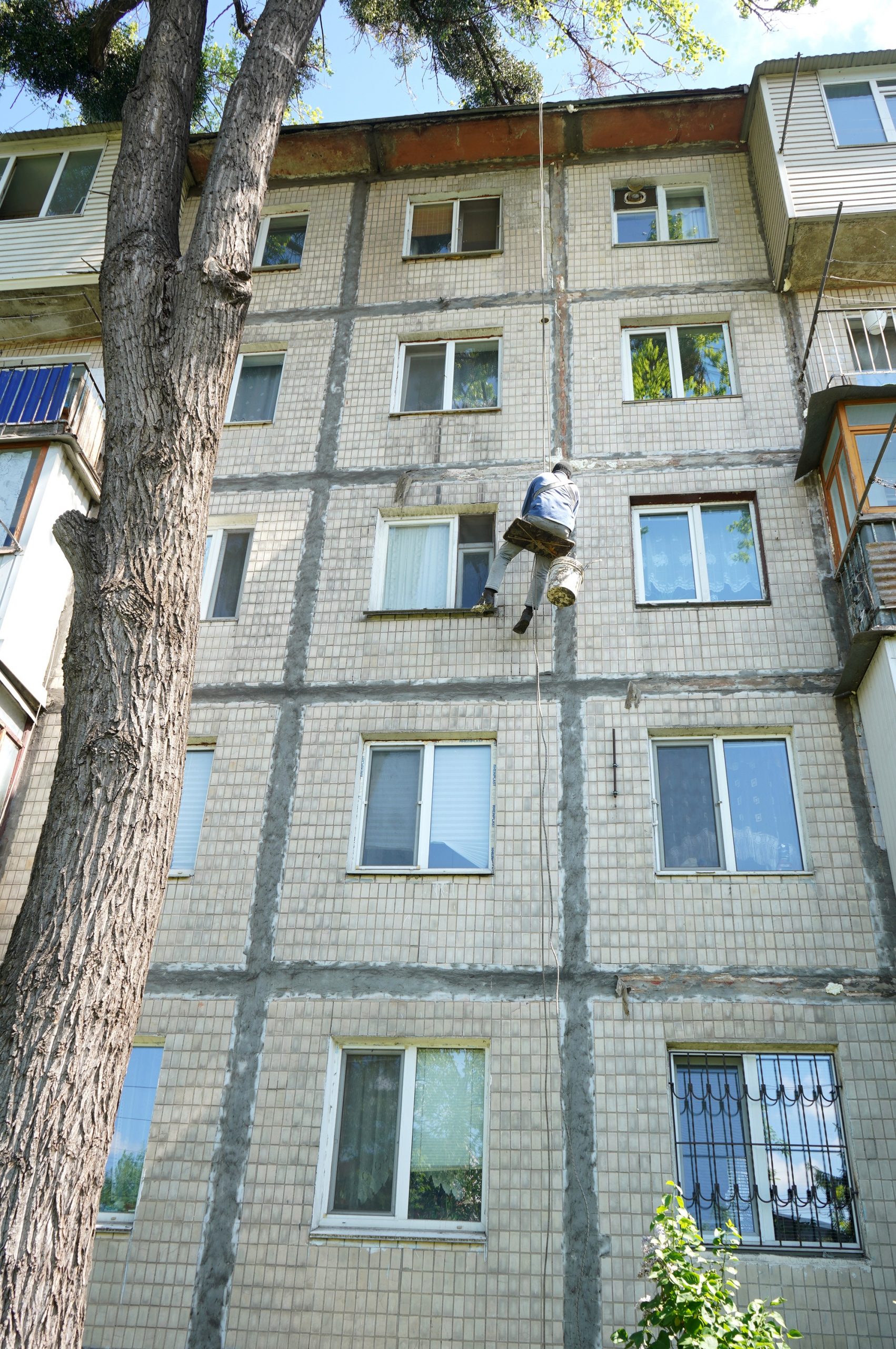 У багатоповерхівці на Брацлавській у Вінниці розпочали ремонт міжпанельних швів