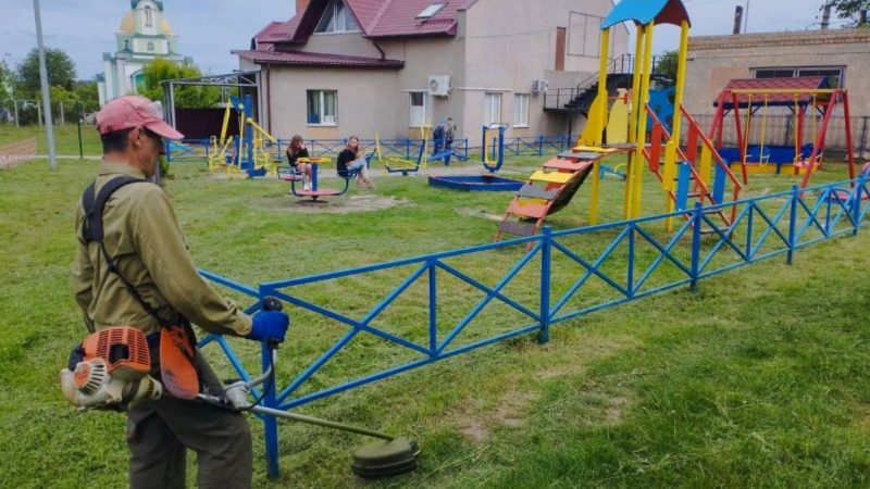 У приватному секторі Вінниці тривають роботи з ремонту дитячих майданчиків