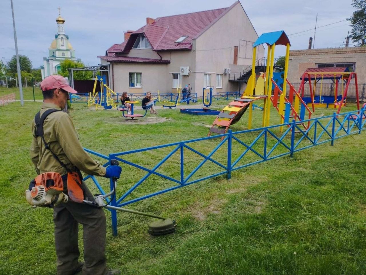 У приватному секторі Вінниці тривають роботи з ремонту дитячих майданчиків